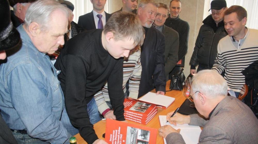 С.В. Муравленко на встрече с партактивом и общественностью Белгородской области: «Почему власть спешно разукрашивает общество в политическое разноцветье?» 