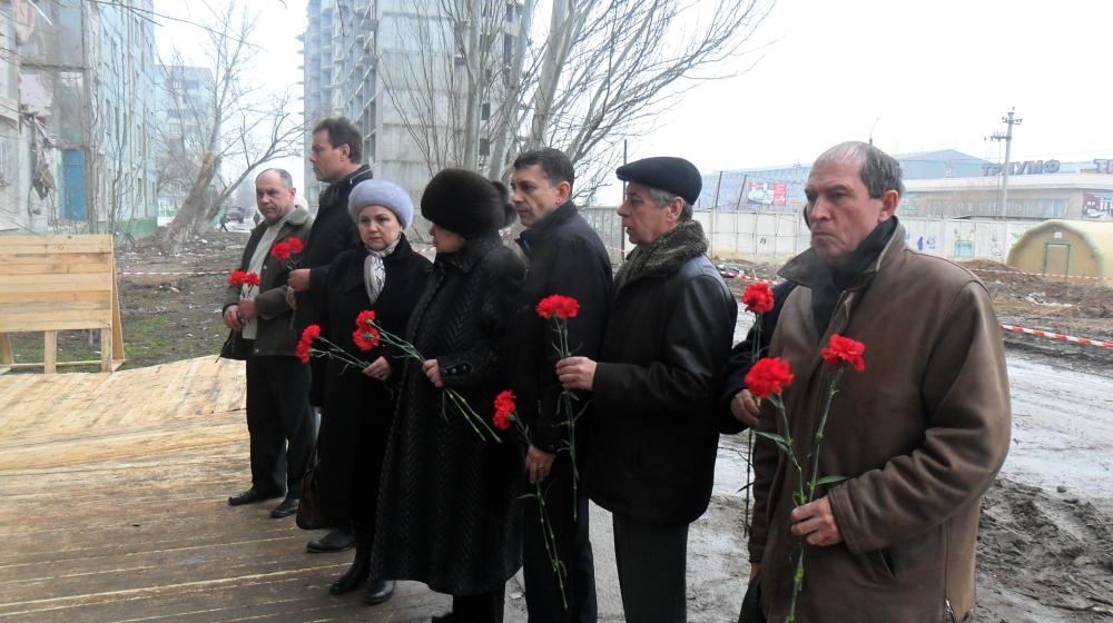 Коммунисты возложили цветы к месту трагедии в Астрахани
