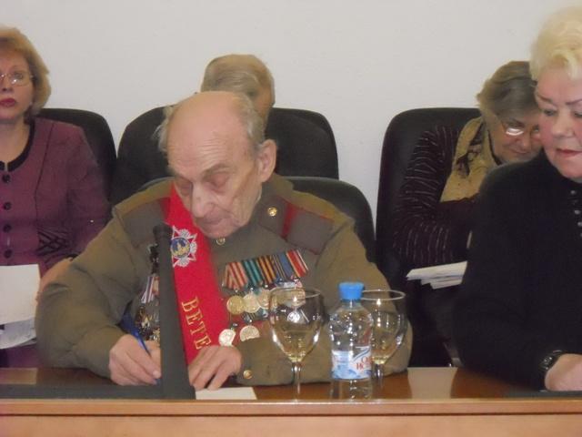 Москва. Депутаты-коммунисты обсудили законопроект о «детях войны» с ветеранами