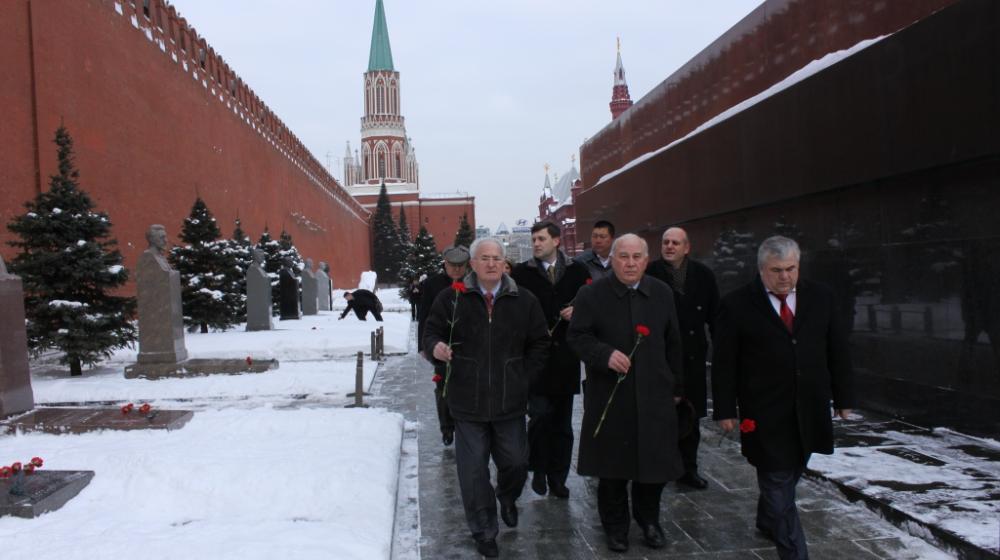 Члены Исполкома Совета СКП-КПСС возложили цветы к Мавзолею В.И. Ленина и захоронениям у Кремлевской стены