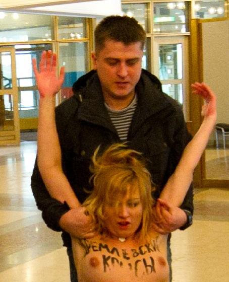 "Украду за Путина!". Голый скандал на участке, где голосовал премьер