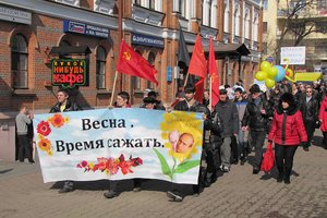 Хабаровск. Акция коммунистов  «Весна - время сажать»: «Сегодня посадим Путина, завтра накормим страну»