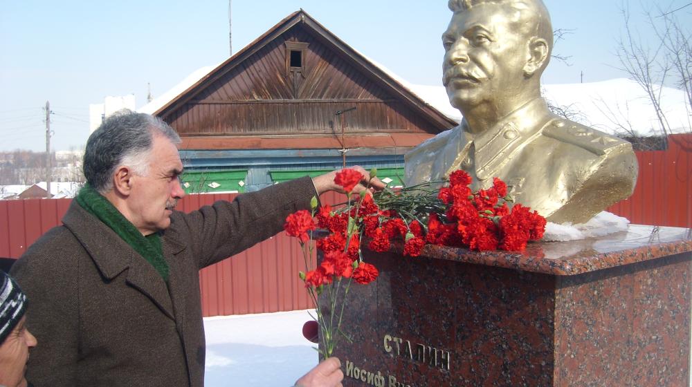 Пензенские коммунисты возложили цветы к памятнику И.В. Сталину