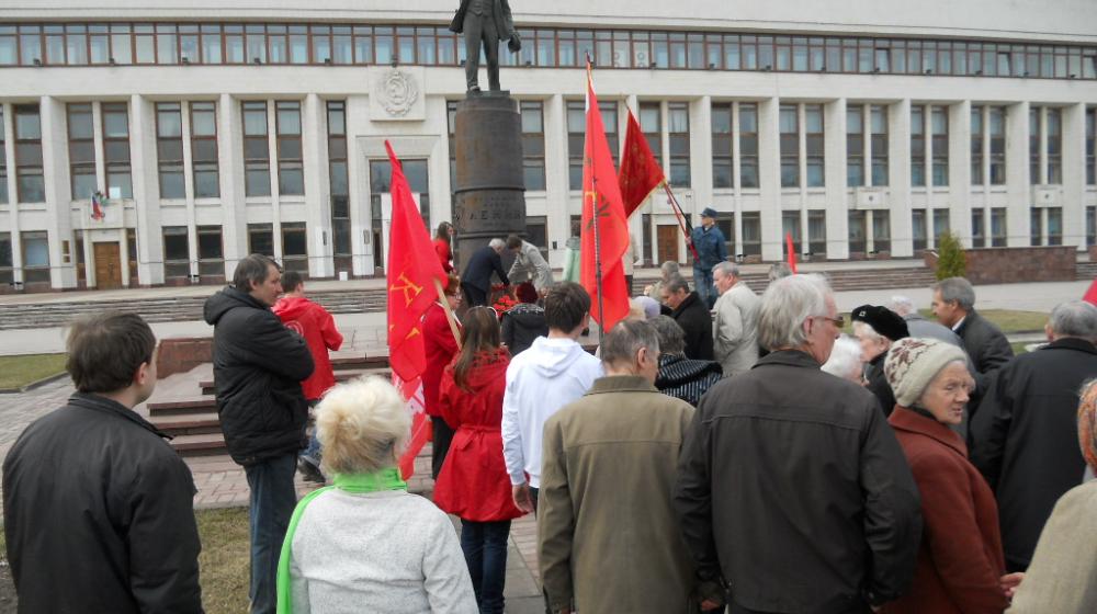 Калужане возложили цветы к памятнику В.И.Ленина