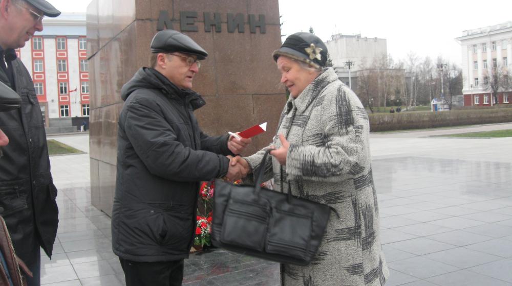 Барнаул. Коммунисты протестуют против намерений краевых и городских властей снести памятник В.И. Ленину в центре города