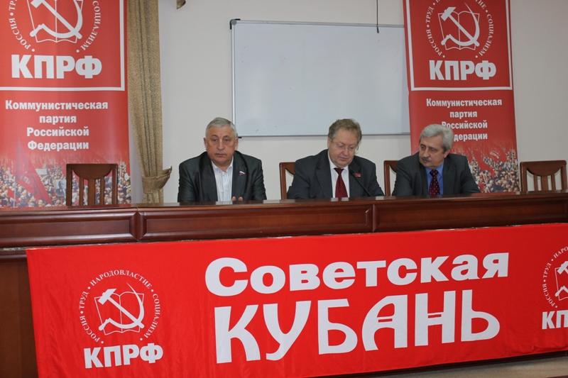 В Краснодаре состоялась пресс-конференция коммунистов-депутатов Госдумы Н.М.Харитонова и С.П.Обухова и краевого парламента - Н.И.Осадчего
