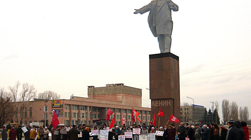 Меньше банков - больше детских книг! В городе Волжском Волгоградской области состоялся митинг в защиту материнства и детства
