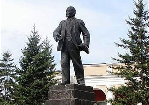Барнаульские коммунисты продолжили акции протеста против сноса памятника Ленину на пл. Октября
