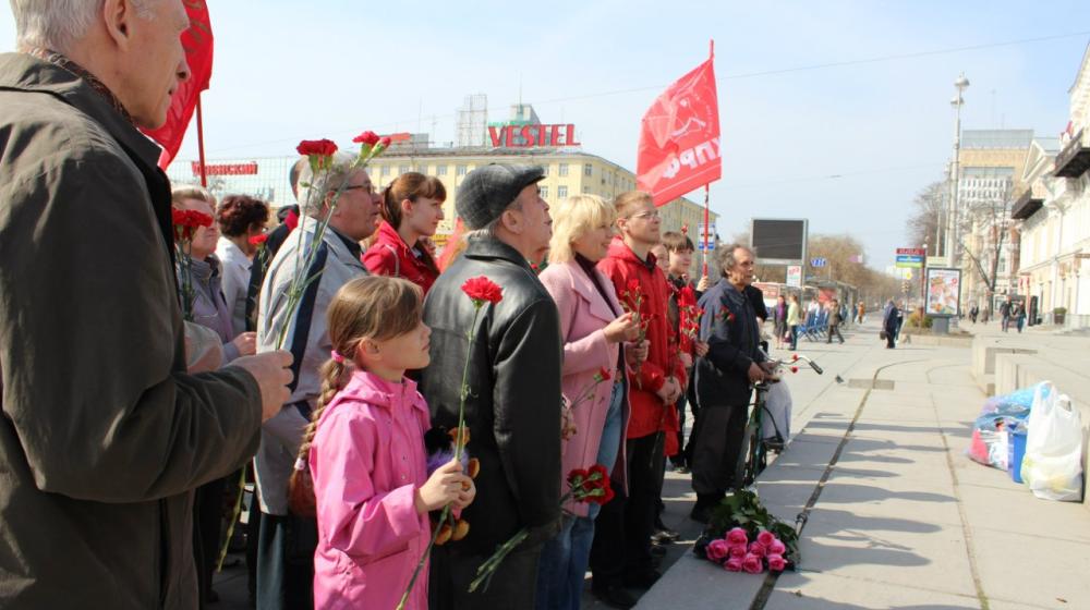 Торжественное возложение цветов к памятнику В.И. Ленину в Екатеринбурге