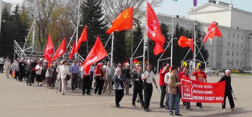 Саратовские коммунисты возложили цветы к памятнику В.И. Ленину