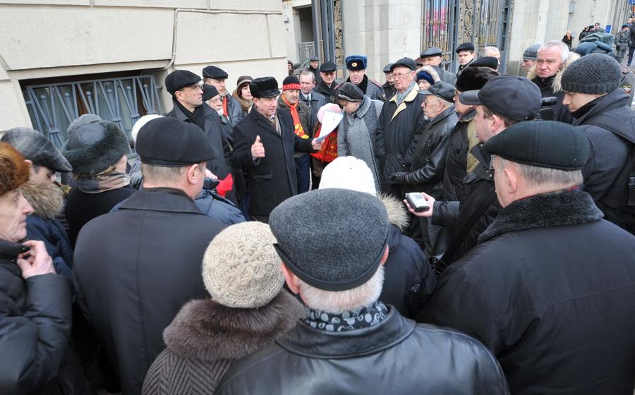 В.Ф. Рашкин: «Мы будем отстаивать наше право на проведение митинга 7 апреля на Театральной площади!» У мэрии Москвы прошла встреча депутатов-коммунистов с избирателями