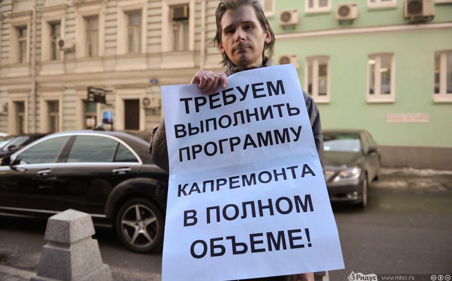 Восемь пикетчиков задержаны около здания Госдумы. Протестующих поддержал депутат-коммунист В.Н. Тетекин