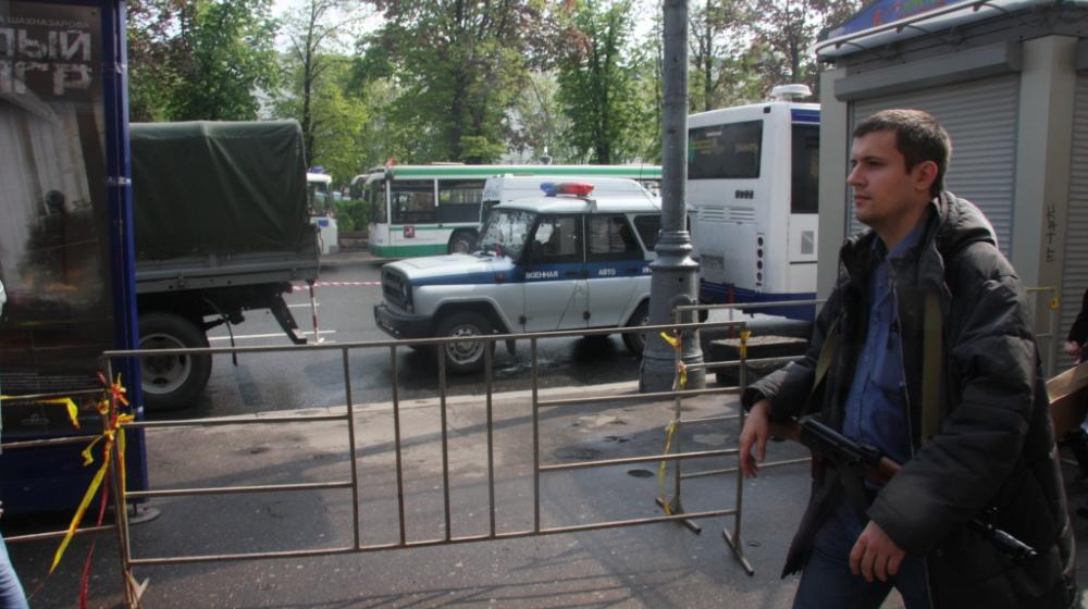 Похождения Руста-2. Москвич с "автоматическим оружием" на шее ради эксперимента без всяких проблем преодолел полицейские заграждения