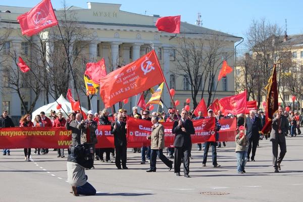 В Великом Новгороде коммунисты отпраздновали Первомай возле памятника В.И. Ленину