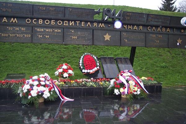 Великий Новгород: Цветы к монументу Победы