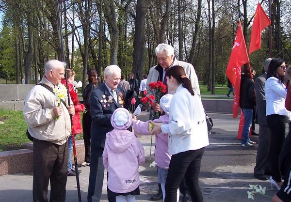 Великий Новгород. Власть - к двуглавому орлу, народ – к Вечному Огню