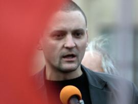 Сторонники встретили аплодисментами Сергея Удальцова на выходе из спецприемника после очередного ареста