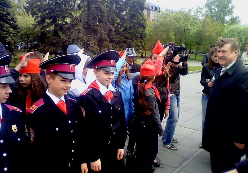 На площади Ленина в Новосибирске приняли новых пионеров