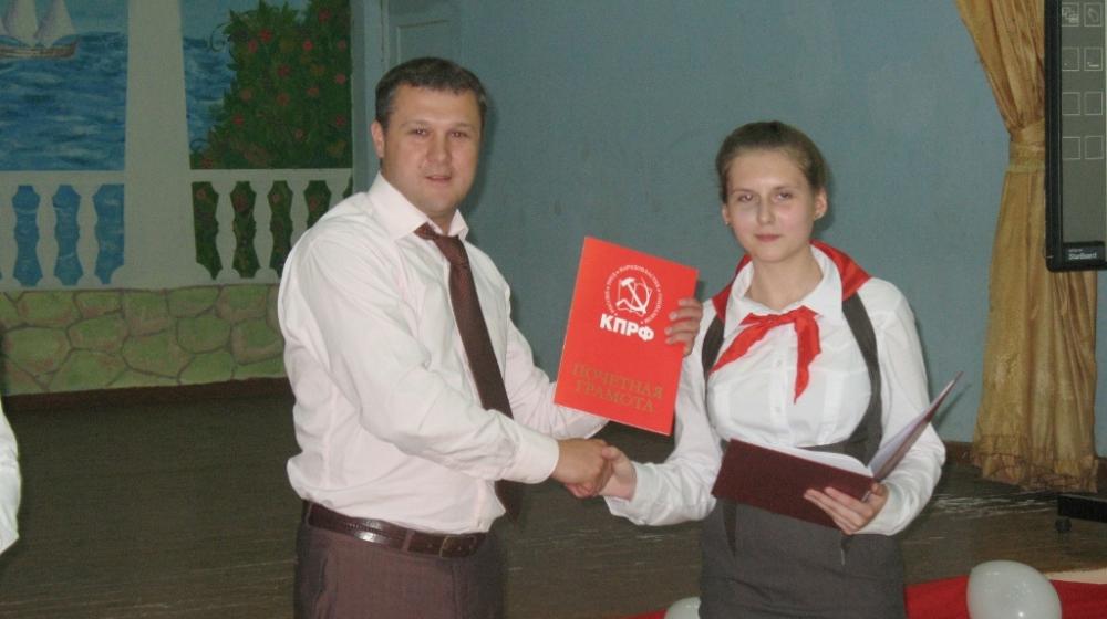 Тула. Коммунисты поздравили пионеров с 90-летием создания организации