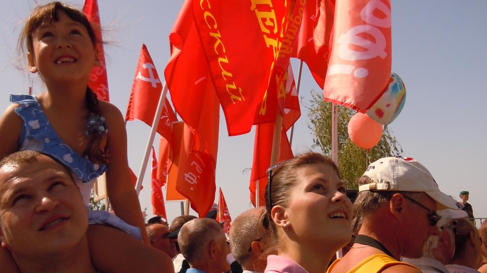 Шествие коммунистов 9 мая в городе Волжском Волгоградской области