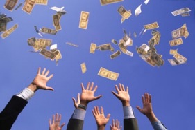 С жиру бесятся? Питерские "нувориши" развлекались, разбрасывая из окна в толпу пятитысячные купюры
