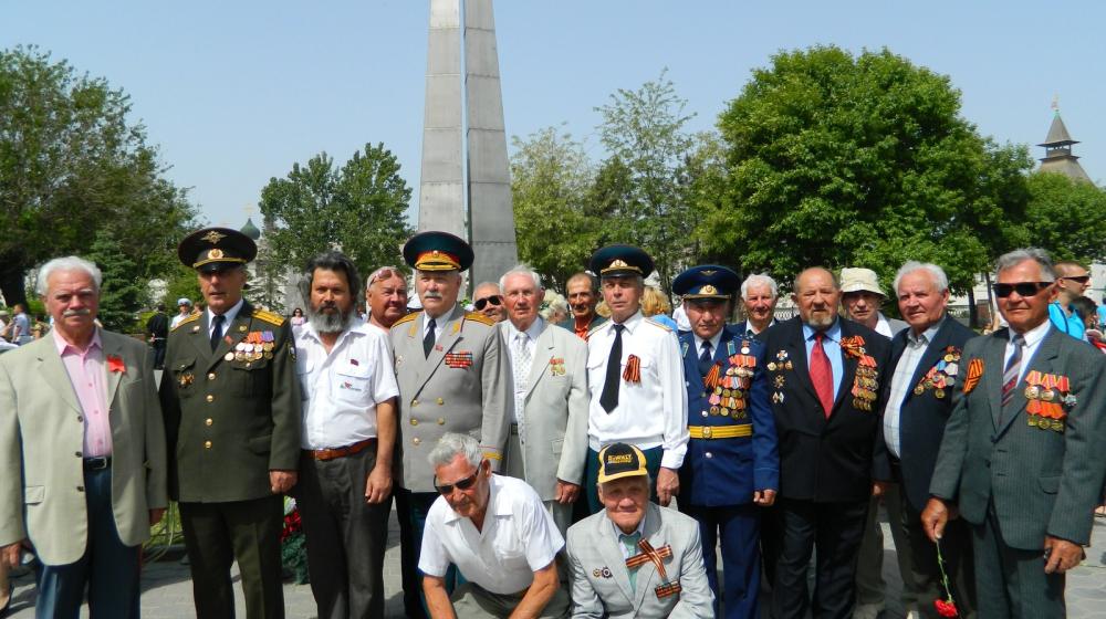 В День Победы астраханские коммунисты возложили венки и цветы к Вечному Огню