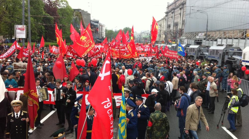 На Пушкинской в Москве идет сбор учасников марша-шествия КПРФ. "Защитим память и идеалы Великой Победы!"