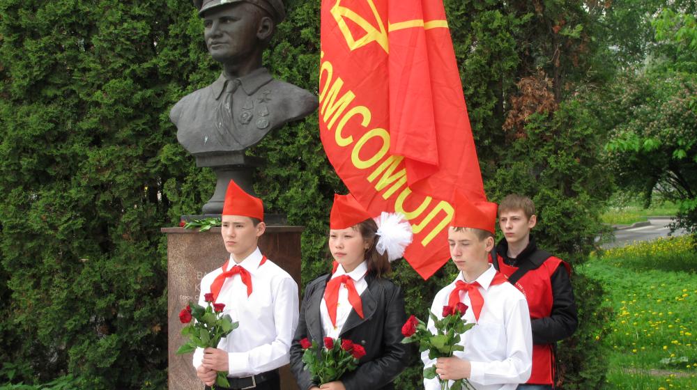 Москва: Комсомольский салют Пионерам-героям!