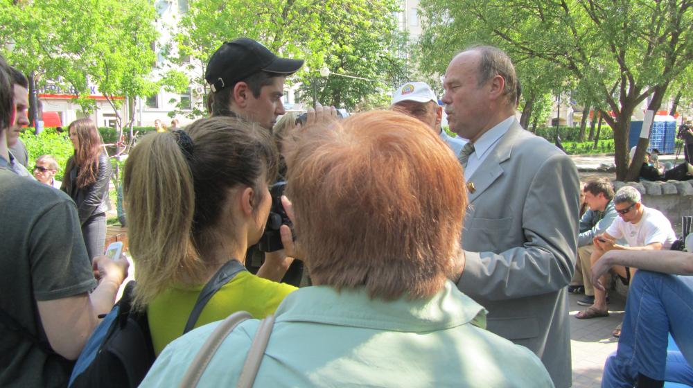 Депутат Мосгордумы Владимир Святошенко посетил лагерь оппозиционеров на Чистых Прудах