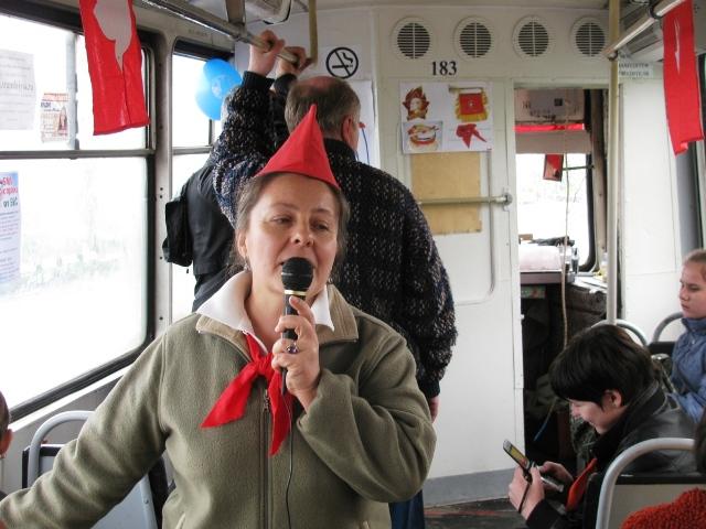 Шел по городу трамвай... По Алтайскому краю колесит автотранспорт с пионерской символикой
