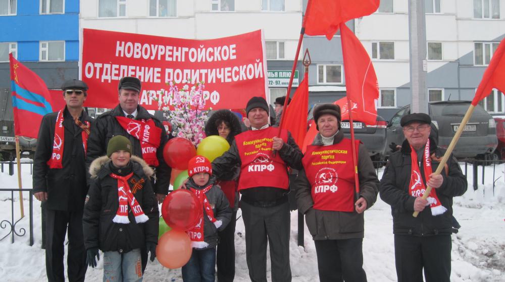 Тожественным маршем по центральной улице! День Победы в Новом Уренгое