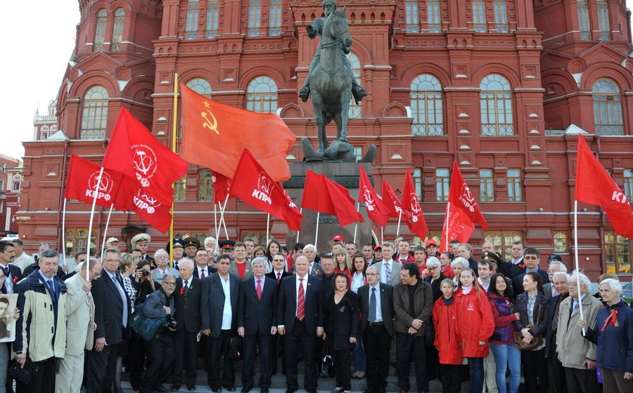 Цвет праздника – красный! Коммунисты во главе с Г.А. Зюгановым возложили цветы к Могиле Неизвестного солдата у Кремлевской стены