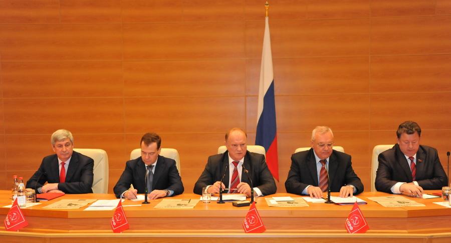 ИА "Интерфакс". Итог заседания фракции КПРФ: Коммунисты проголосуют против кандидатуры Медведева на пост премьера