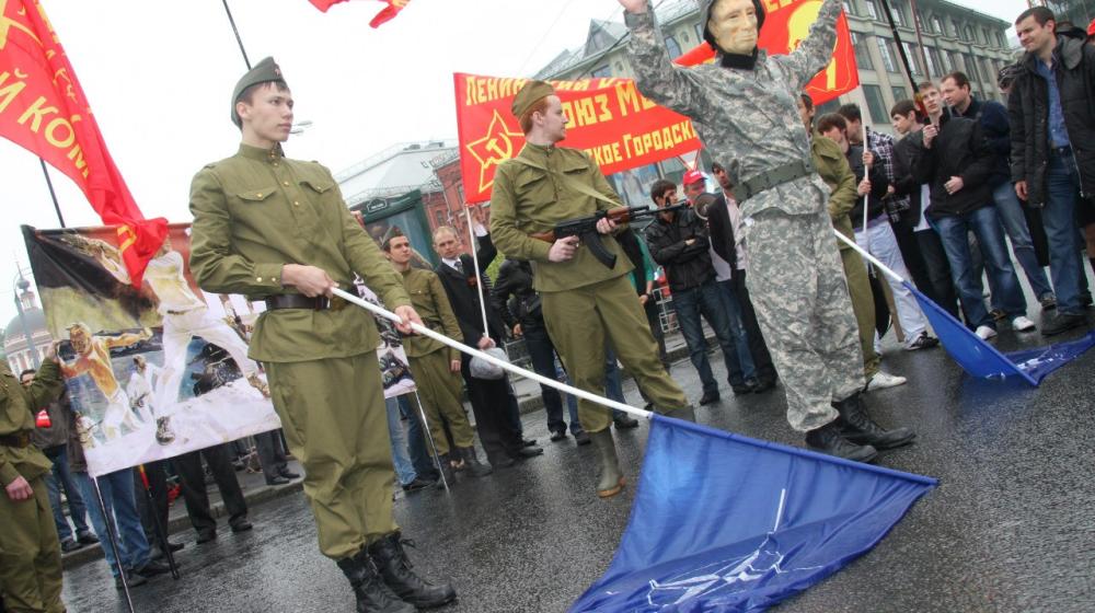 Долой НАТО! Комсомольский флэш-моб в Москве на митинге 9 мая