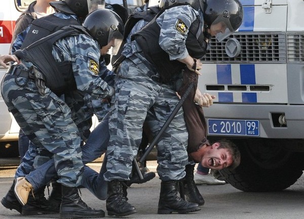 Полицейщина наступает! Число задержанных на Болотной площади возросло до 12 человек