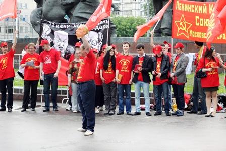 Москва. "Праздник" у развалин