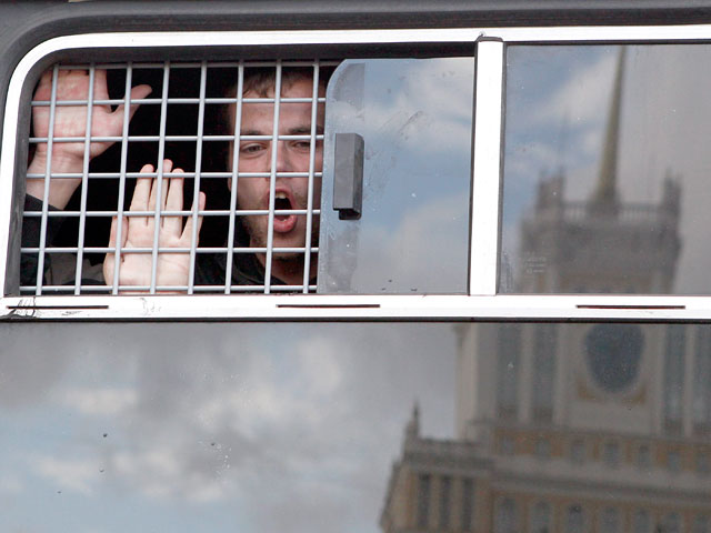 Последний раз в автозаках по старым митинговым раценкам за 1000 рублей "прокатилось" 120 несогласных. Полиция задержала 80% участников акции "Стратегия-31" на Триумфальной