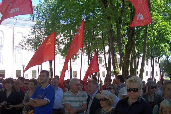 Шествие в Великом Новгороде в День памяти и скорби возглавили коммунисты