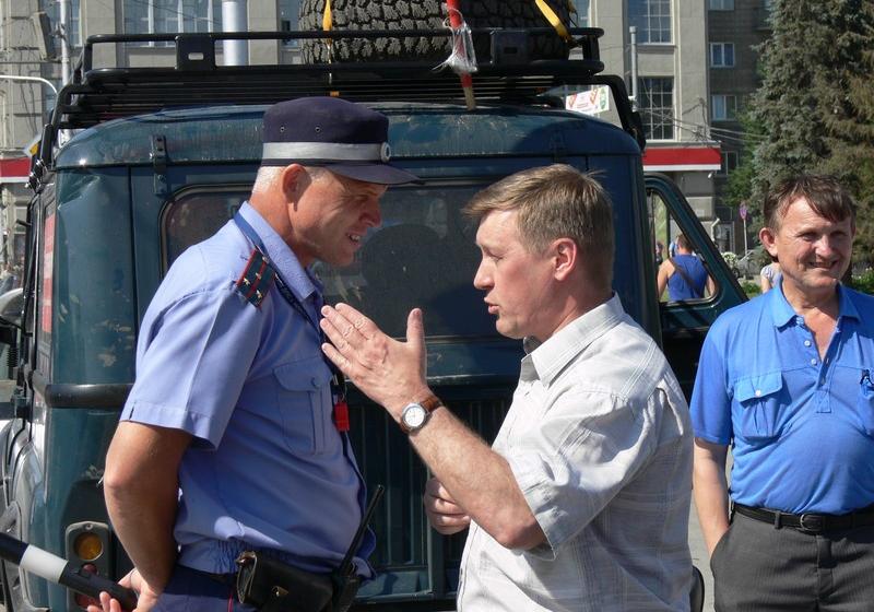 Автопробег «АнтиНАТО» финишировал в Новосибирске на площади Ленина