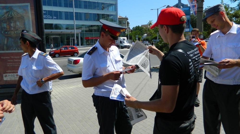 Астраханские коммунисты вывесили растяжку возле дороги «Не согласен с «медвепутами»? Посигналь!». Желающих посигналить было много…
