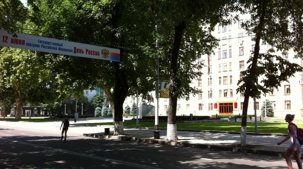 Перестарались! Власти Краснодара, отмечая «день независимости», перепутали порядок чередования цветов государственного флага: то ли симпатии к Чехии выражали, то ли к польским повстанцам?