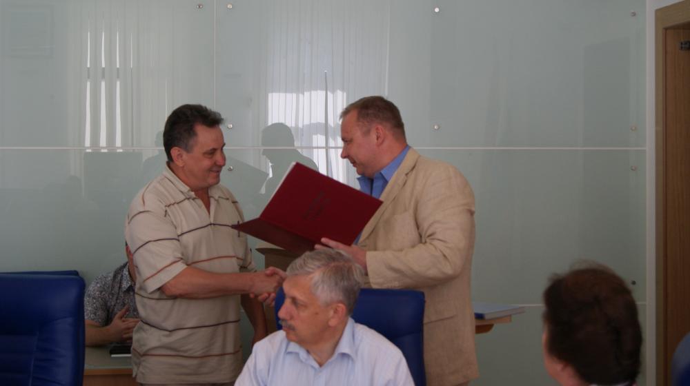 Волгоград. Депутат-коммунист вручил почетную грамоту  режиссеру Константину Шутову