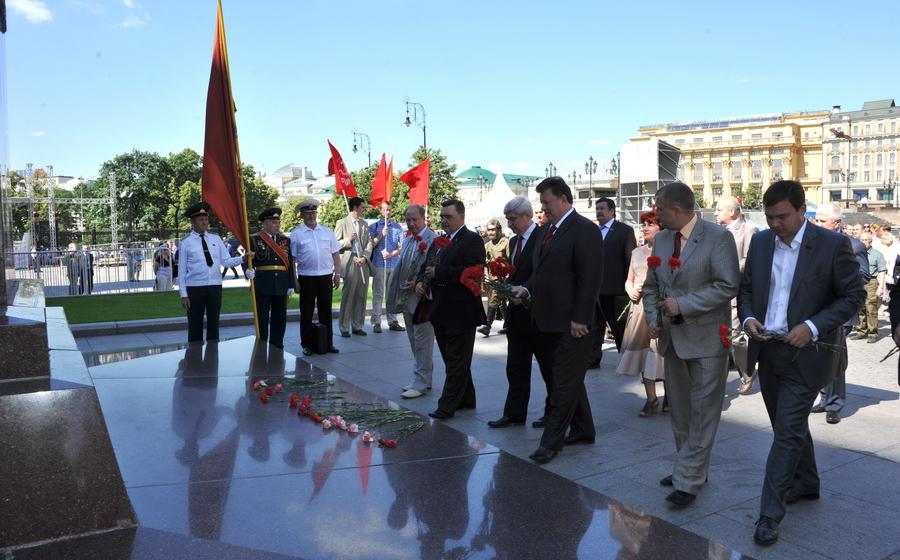 Коммунисты возложили цветы к Могиле Неизвестного солдата у кремлевской стены