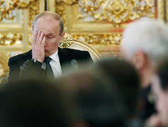 Путину «все сложнее и сложнее кормить приближенные слои»