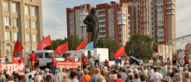 Коммунисты в Балаково, перекрыв улицу, провели протестное шестви и митинг против роста тарифов в ЖКХ и вступления России в ВТО
