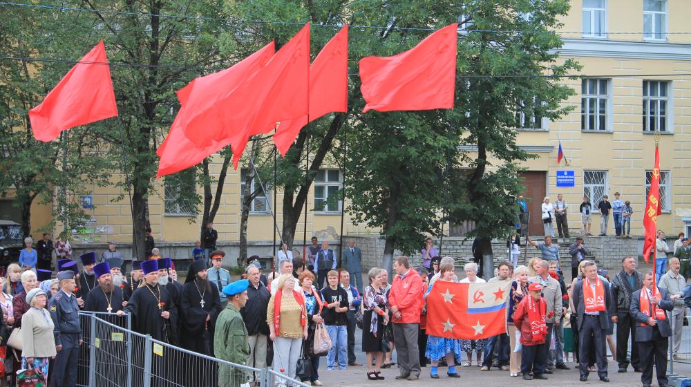 Коммунисты в День освобождения Пскова возложили цветы к памятным местам