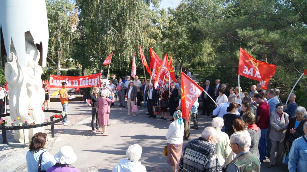 Волгоград. Коммунисты почтили память жертв массированной бомбардировки немецко-фашистской авиацией Сталинграда 23 августа 1942 года