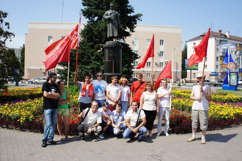 Коммунисты провели автопробег в честь 69-ой годовщины освобождения Белгорода
