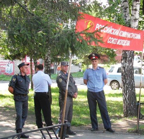 Алтай. «Нет политическим репрессиям!». Комсомольцы Бийска провели акцию в поддержку вице-мэра Бердска Владимира Мухамедова