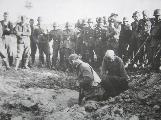 Как фашисты! В эстонской армии двух русских солдат заставили копать себе могилу